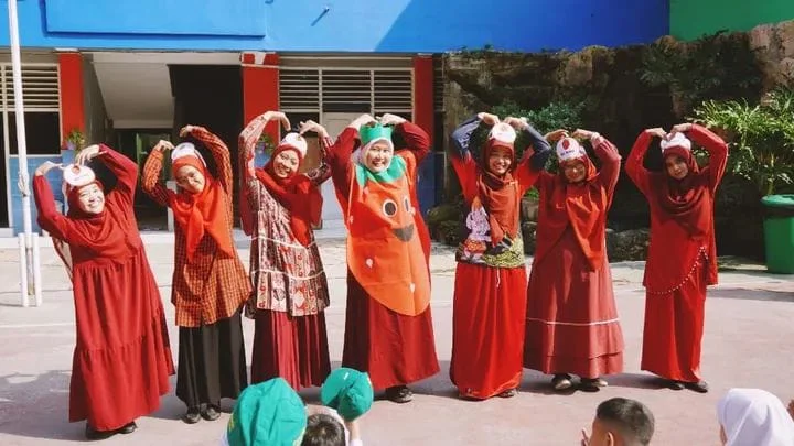 Para Guru Dan Karyawan SD Mugres Mengenakan Kostum Buah Untuk Memeriahkan Pensil Warna Abizar Purnama